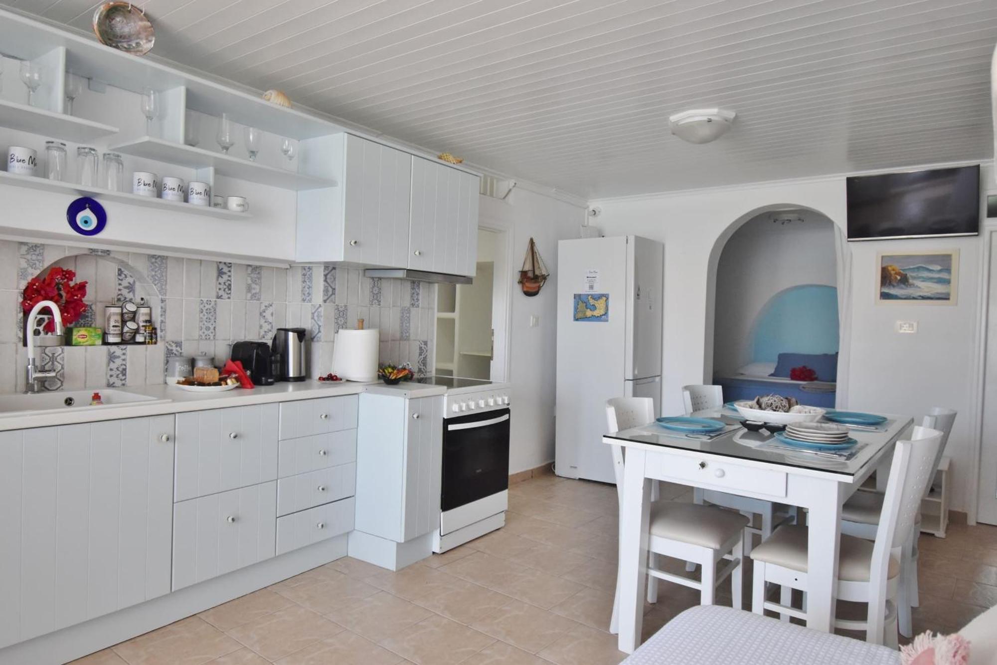 Blue Mare Apartments On The Beach Firopotamos Номер фото