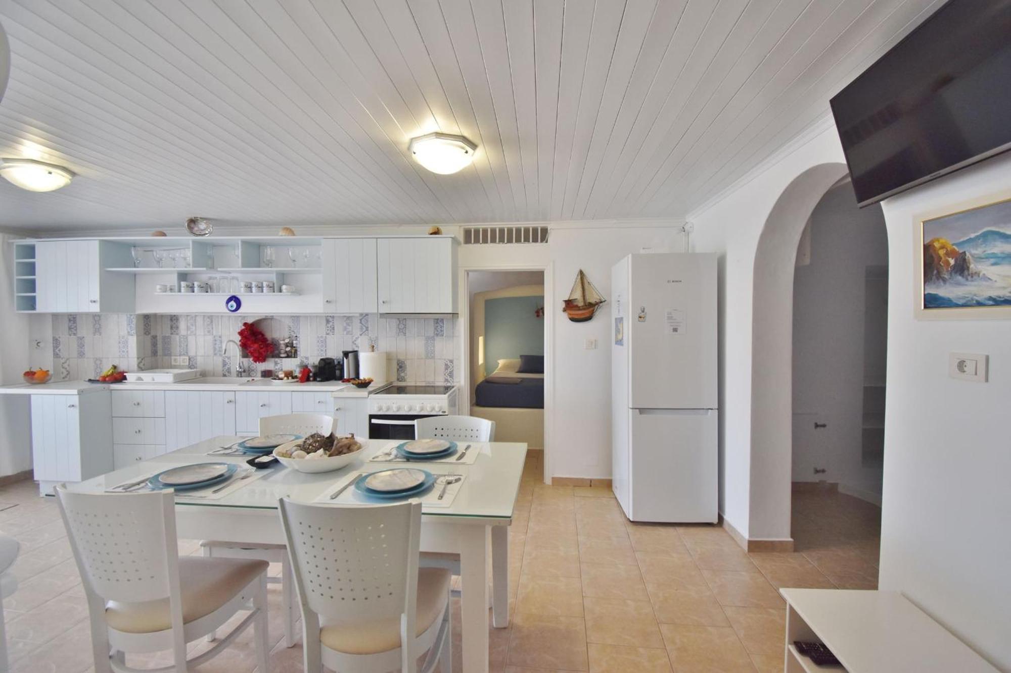 Blue Mare Apartments On The Beach Firopotamos Номер фото