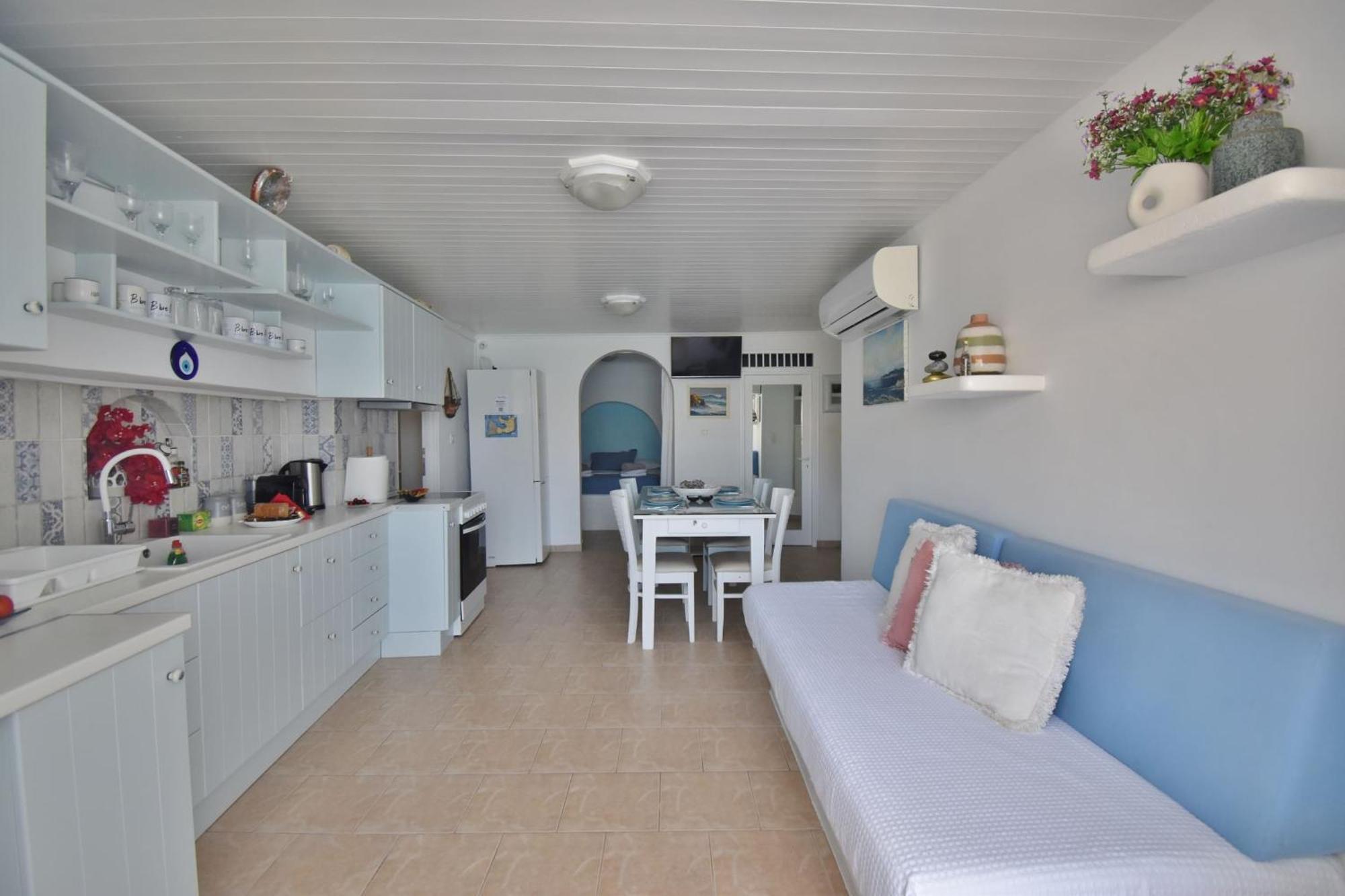 Blue Mare Apartments On The Beach Firopotamos Номер фото