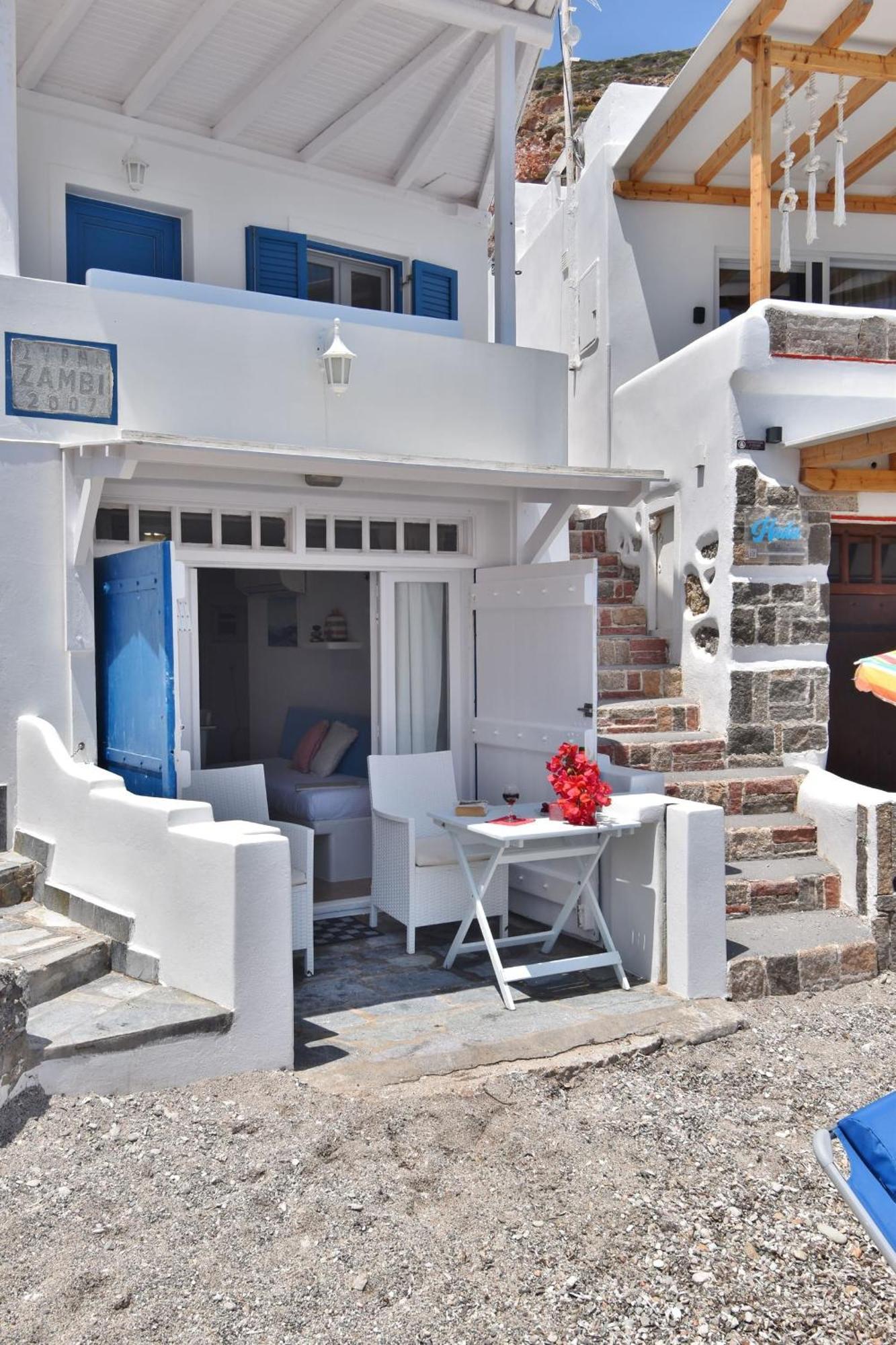 Blue Mare Apartments On The Beach Firopotamos Номер фото