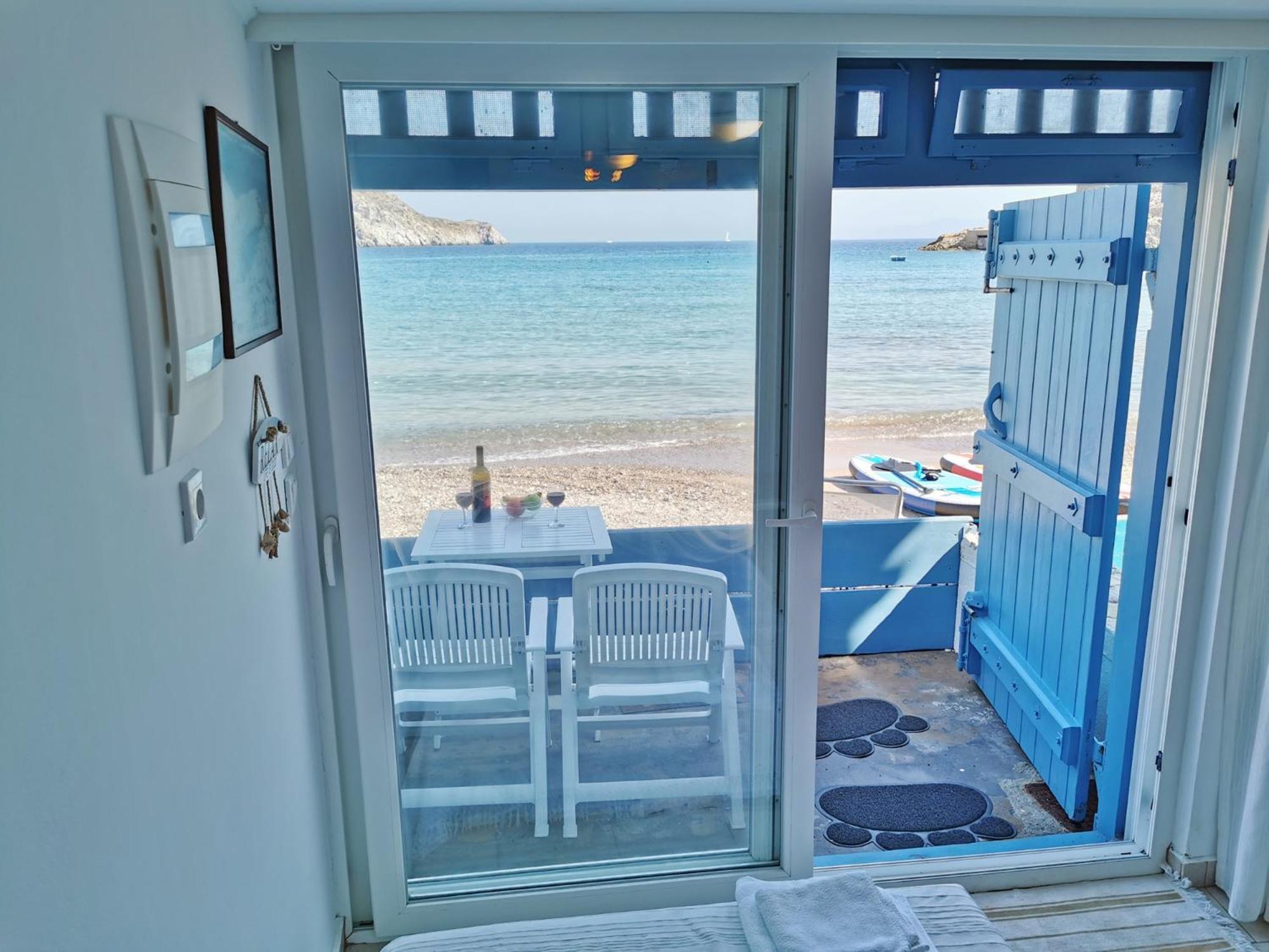 Blue Mare Apartments On The Beach Firopotamos Номер фото