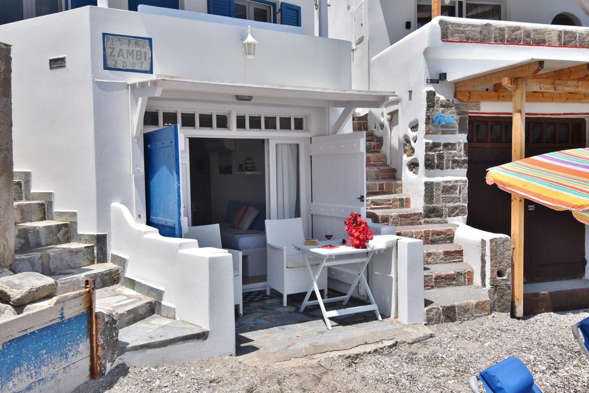 Blue Mare Apartments On The Beach Firopotamos Номер фото